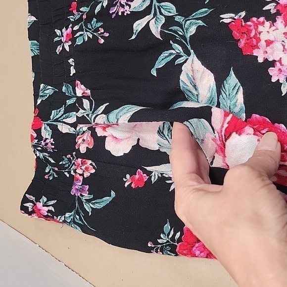 Torrid, Size 2 (2X, 18-20) 5 Inch Gauze High-Rise Short, Black with Pink Floral - Picture 2 of 13